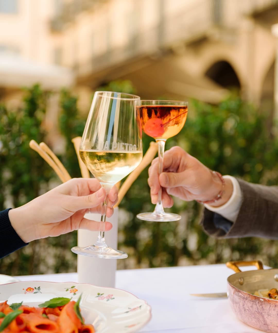 Dos personas brindando con vino